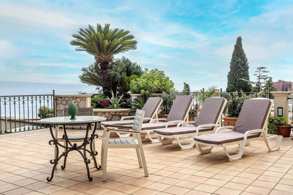 Balcony/Terrace, sunbed