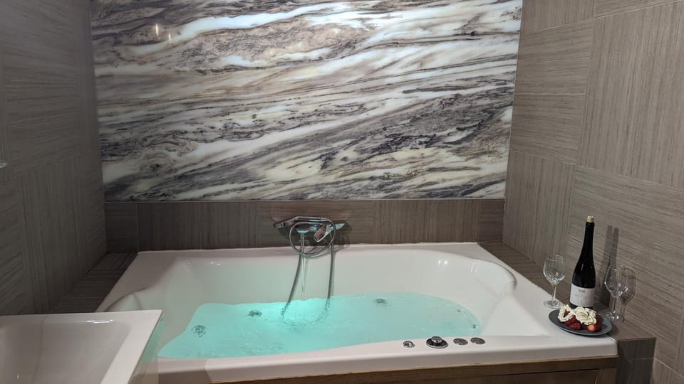 Hot Tub, Bathroom