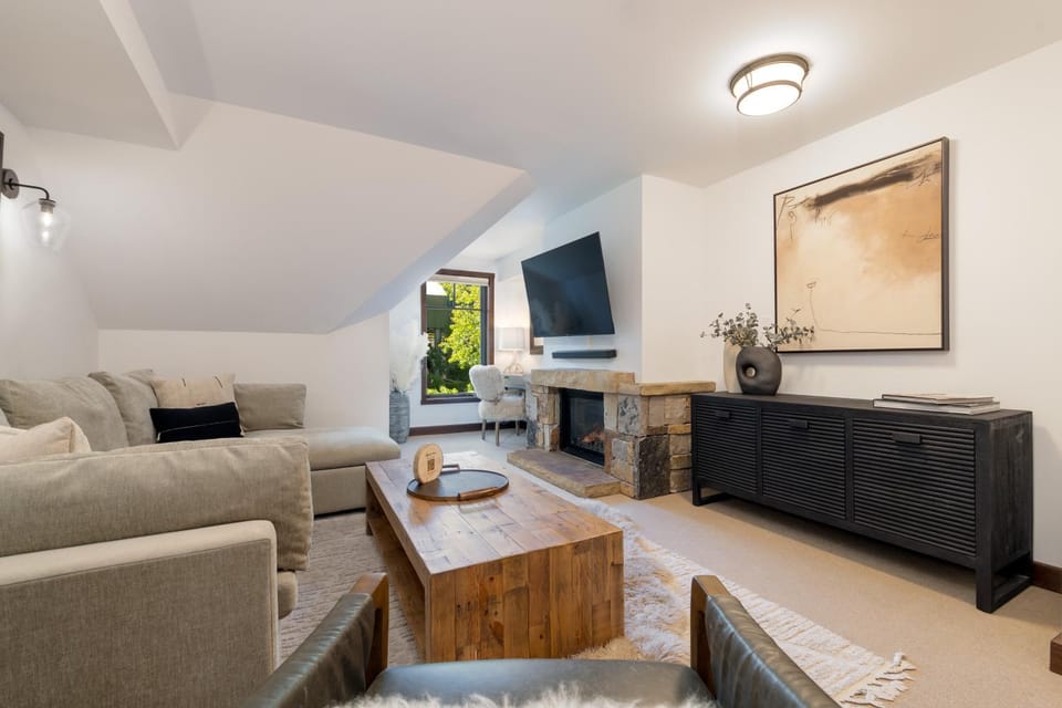 TV and multimedia, Living room, fireplace
