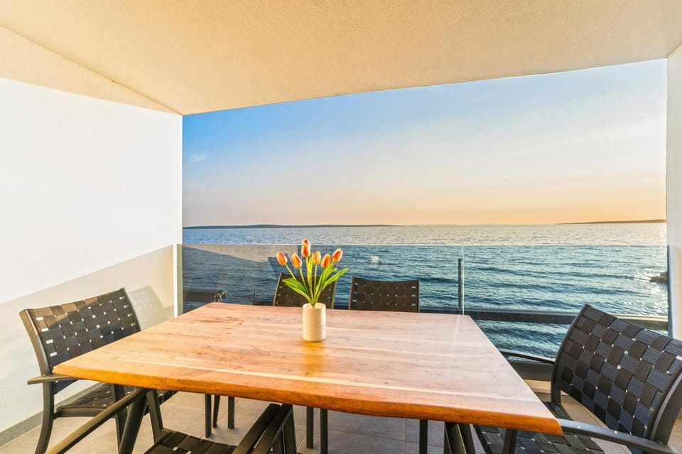 Blue waves, beachfront modern apartment Apartment in Novalja