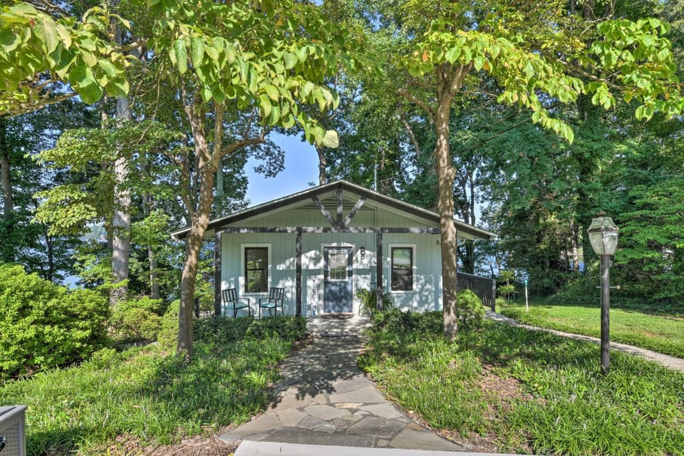 Dreamy Lake Norman Cottage w/ Panoramic Lake Views House in Lake Norman