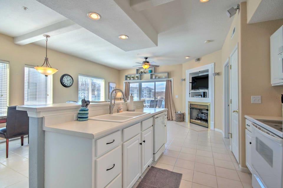 Boat Slip, Pools! Waterfront Lake Ozark Condo House in Lake of the Ozarks