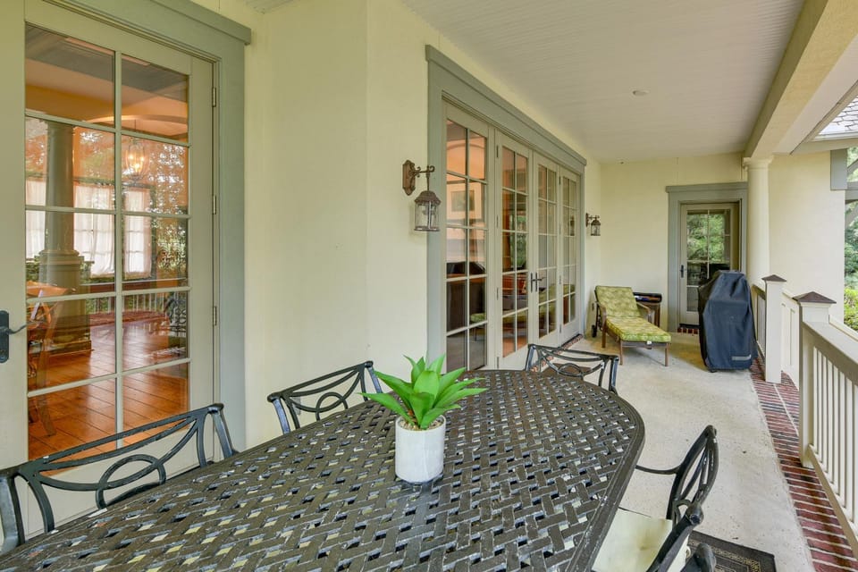 5 Mi to Old Town Bluffton: Cottage w/ Patio House in Bluffton