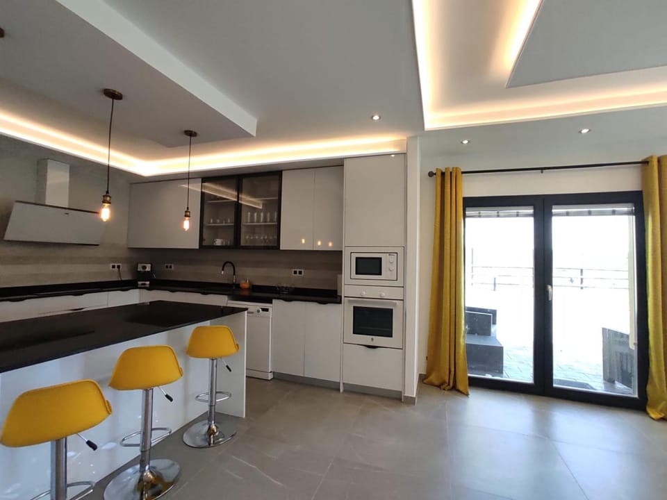 Kitchen or kitchenette, Dining area