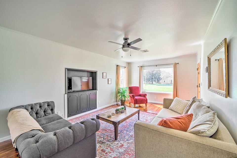 Lake Eufaula Retreat with Fire Pit, Near Main St! House in Longtown