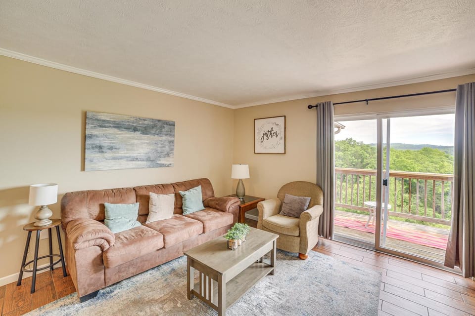 5 Mi to Silver Dollar City: Condo w/ Pool Access House in Branson