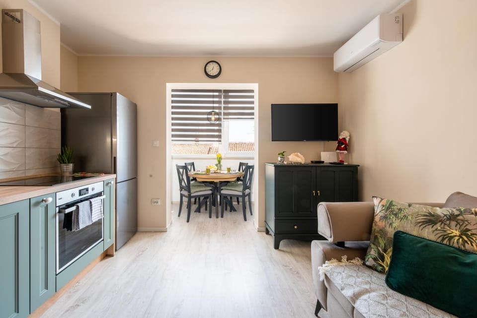 TV and multimedia, Kitchen or kitchenette, Living room, Seating area, Dining area
