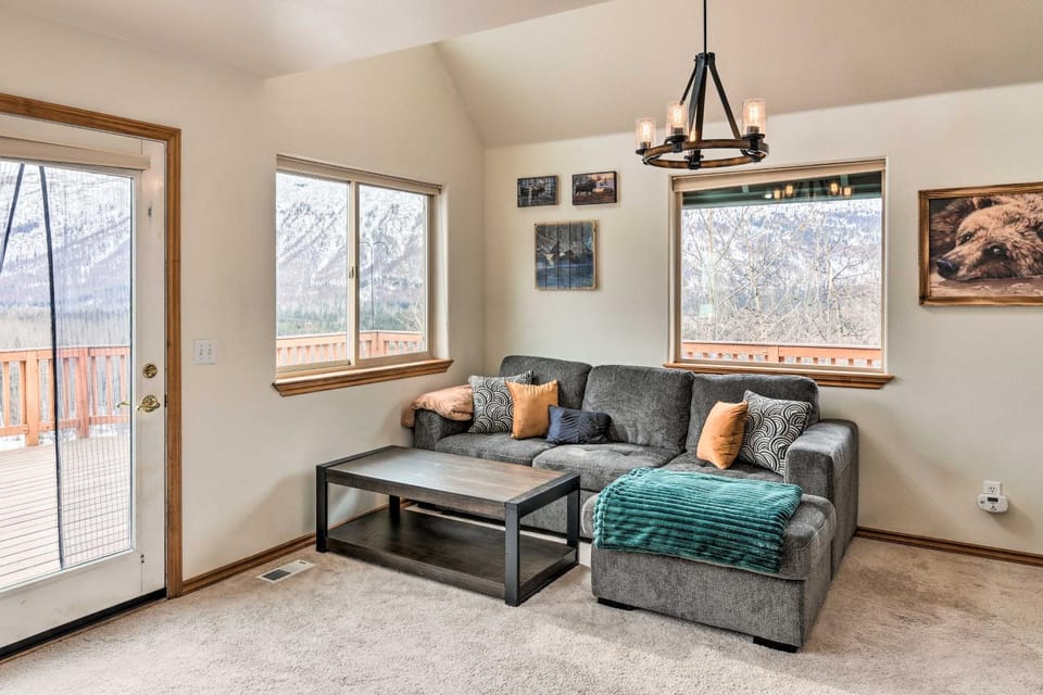 Alaskan Mountain Gem with Private Hot Tub & Gym! House in Anchorage