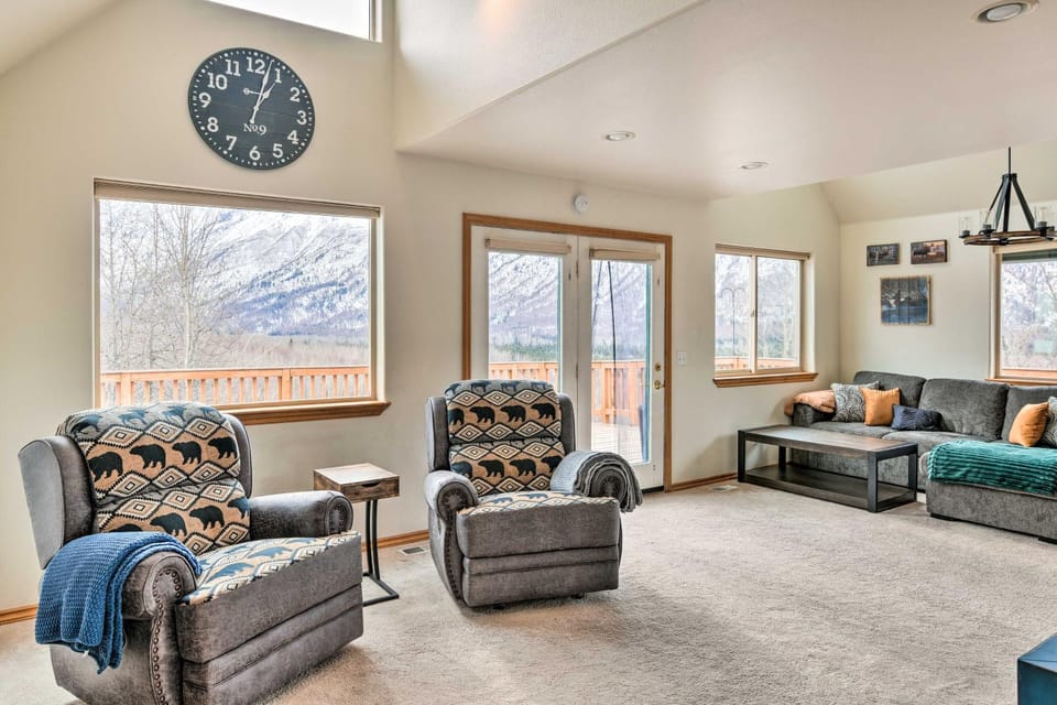 Alaskan Mountain Gem with Private Hot Tub & Gym! House in Anchorage
