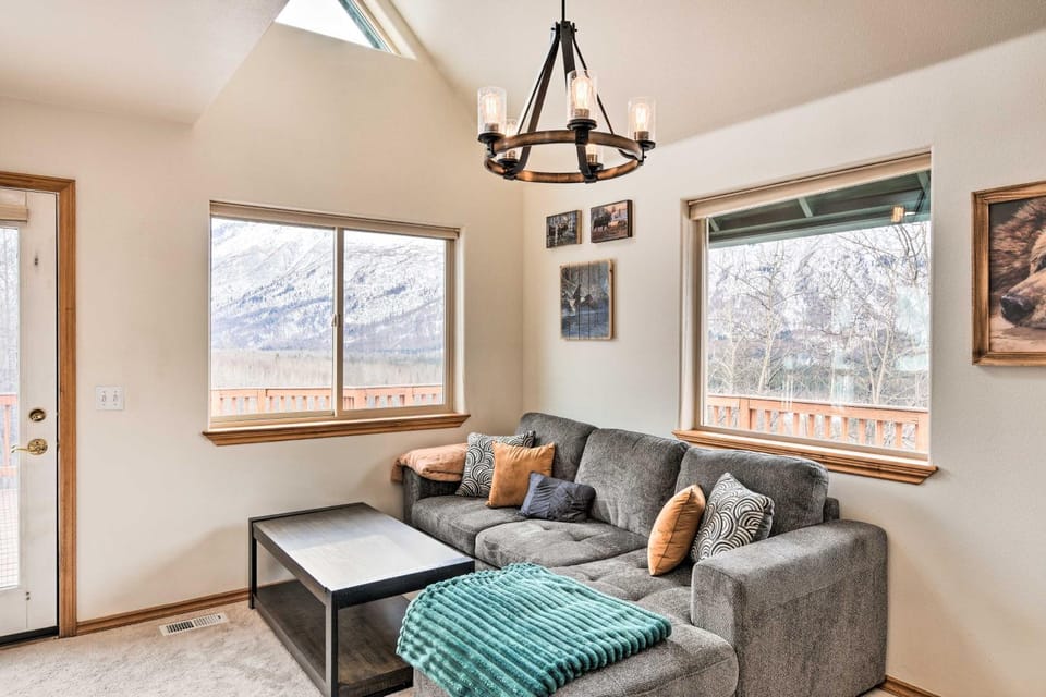 Alaskan Mountain Gem with Private Hot Tub & Gym! House in Anchorage