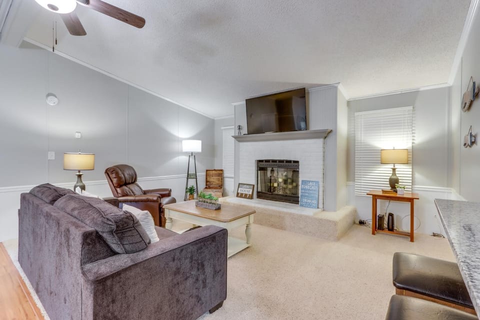 8 Mi to Beach: Lake-View Haven in Linn Creek! House in Lake of the Ozarks