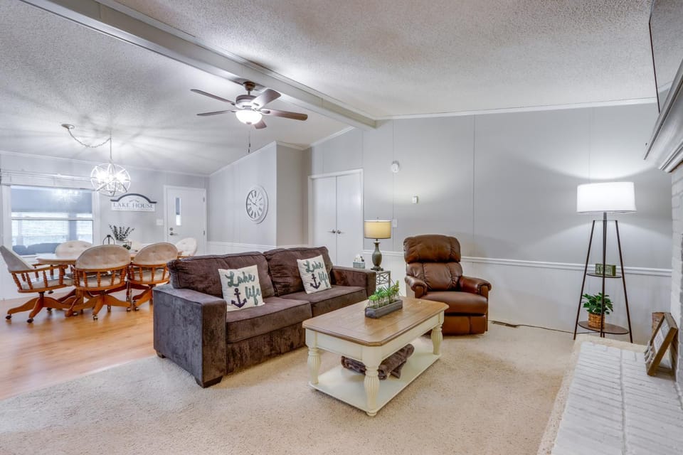 8 Mi to Beach: Lake-View Haven in Linn Creek! House in Lake of the Ozarks