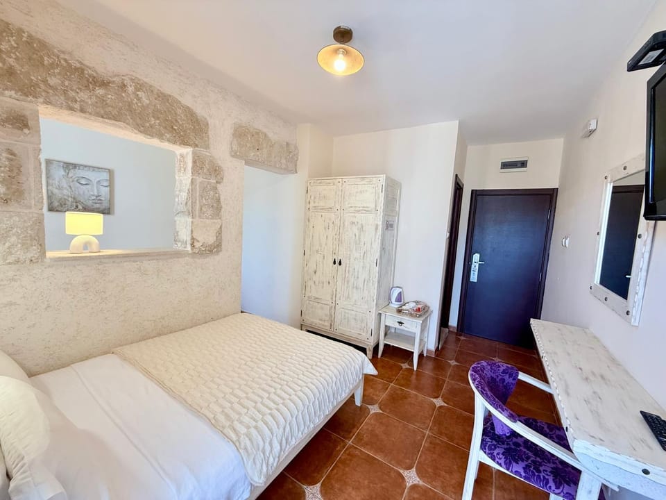 Bed, TV and multimedia, Living room, Photo of the whole room, Seating area, Bedroom, wardrobe, air conditioner