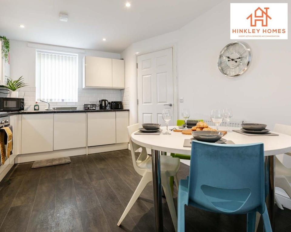 Large 5BR Townhouse Ideal for Contractors & Group Stays - Free Parking - City Centre - ! By Hinkley Homes Short Lets & Serviced Accommodation House in Liverpool