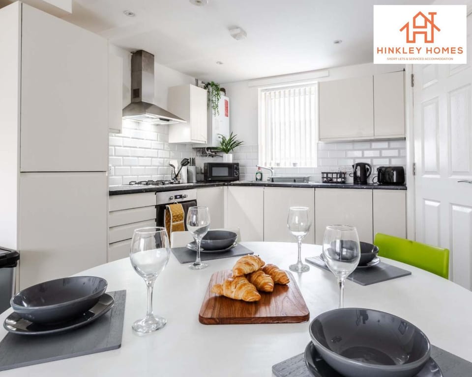 Large 5BR Townhouse Ideal for Contractors & Group Stays - Free Parking - City Centre - ! By Hinkley Homes Short Lets & Serviced Accommodation House in Liverpool
