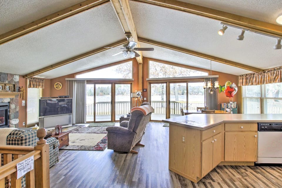Waterfront Friendship Home w/ Private Pier! House in Wisconsin