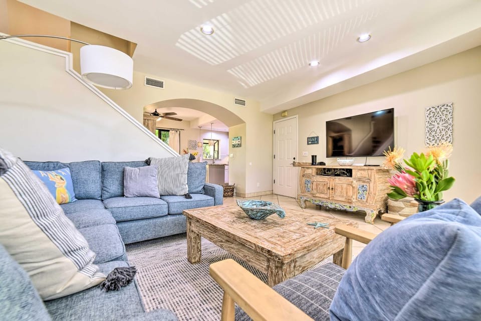 Bright & Airy Lahaina Condo - Walk to Beach! House in Kapalua