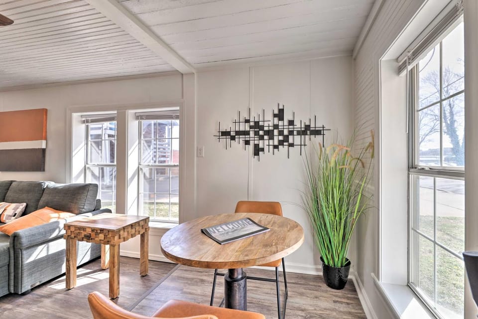 Idyllic Fayetteville Home - Walk to UA Campus! House in Fayetteville