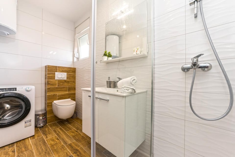 Lejla, sea view apartment with pool Apartment in Novalja