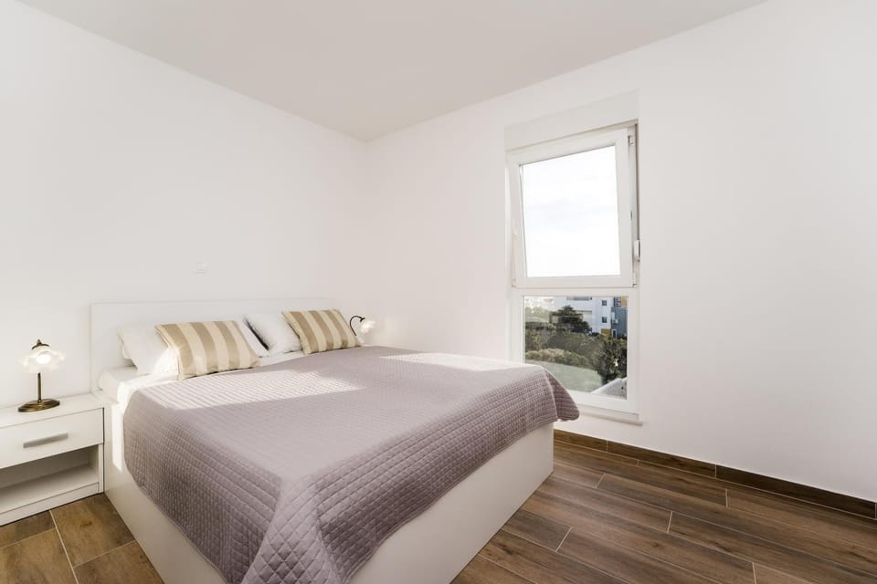 Lejla, sea view apartment with pool Apartment in Novalja