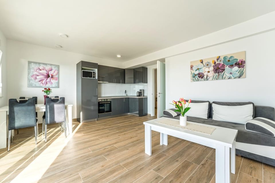 Lejla, sea view apartment with pool Apartment in Novalja