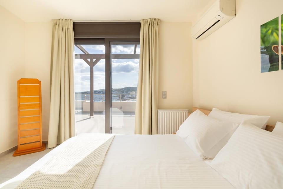 Bed, Balcony/Terrace, Photo of the whole room, Bedroom, Mountain view, River view, Sea view