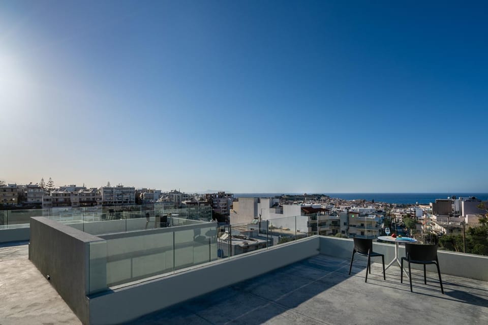 Seating area, City view, Sea view, Street view