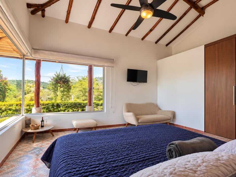 Communal lounge/ TV room, Bed, TV and multimedia, Living room, Photo of the whole room, Seating area, Evening entertainment, Bedroom