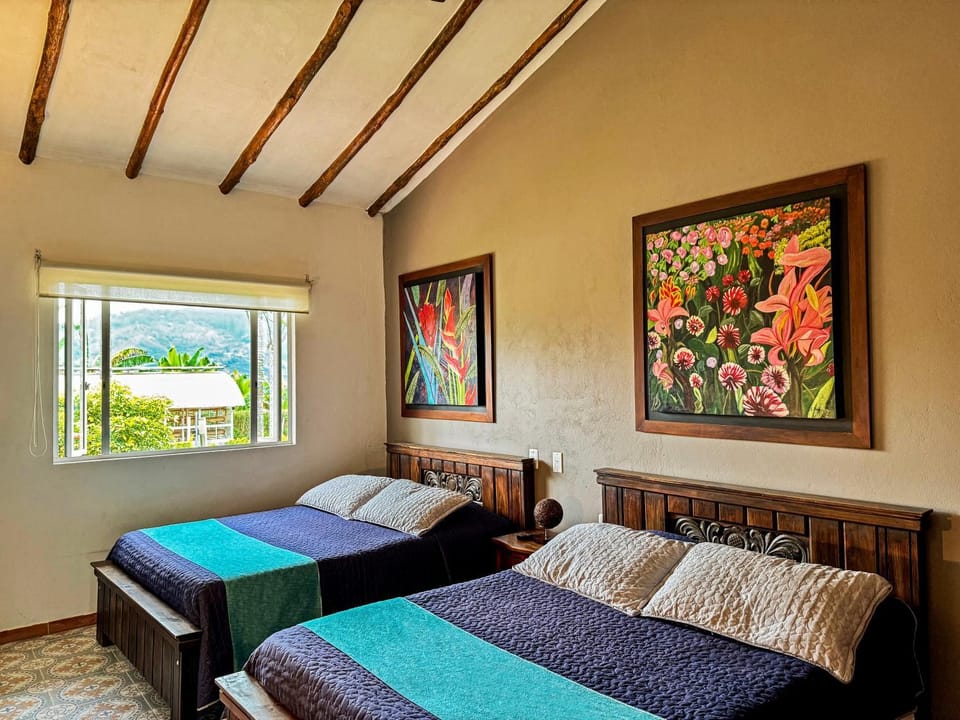Bed, TV and multimedia, Living room, Photo of the whole room, Decorative detail, Seating area, Bedroom, Garden view, furniture, internet, safe, towels