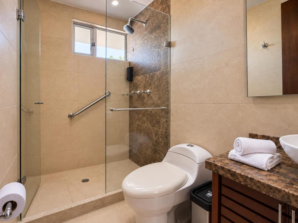 Shower, Toilet, Bathroom, towels