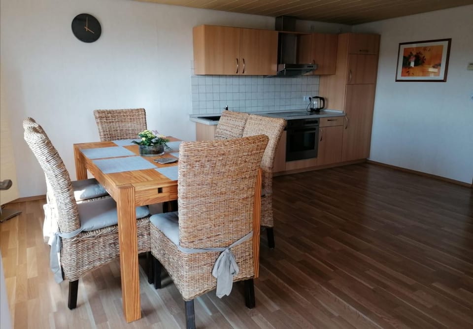 Kitchen or kitchenette, Dining area, stove