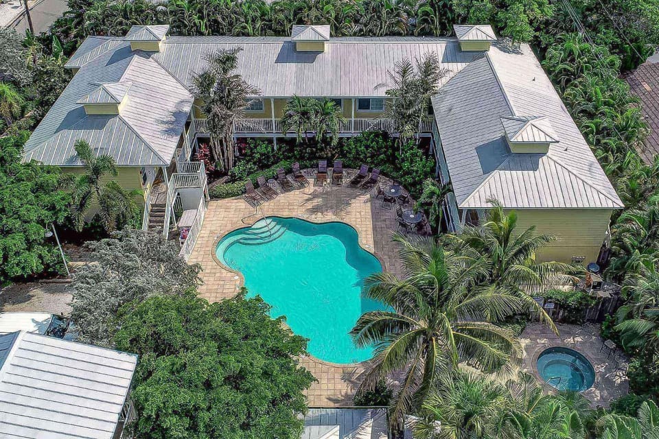 Beach Club Cute Cottage in C Bldg. House in Florida