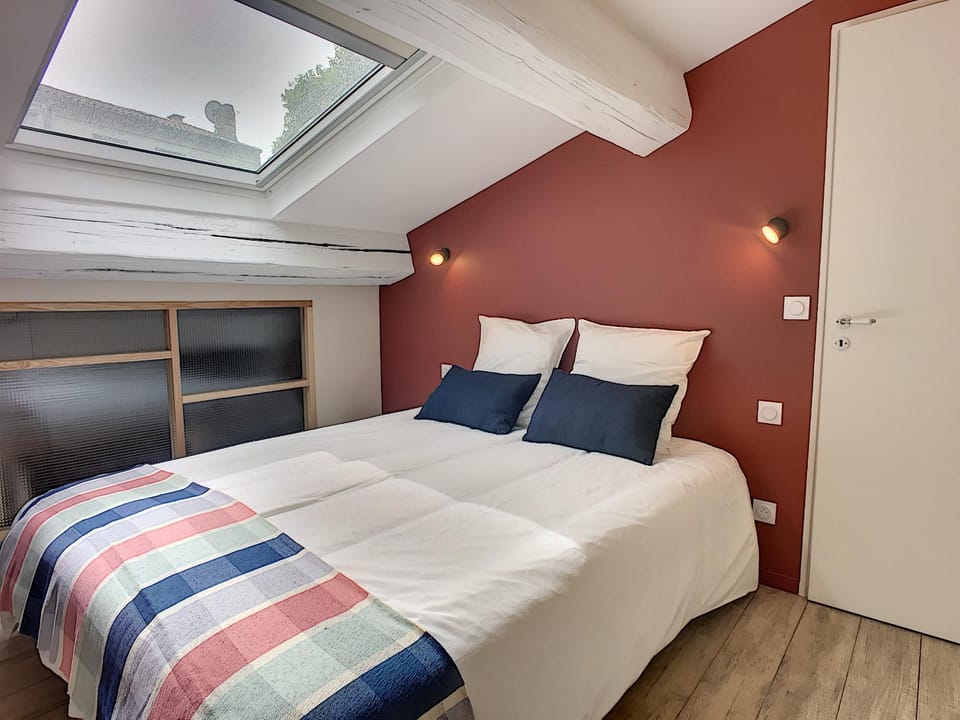 Bed, Photo of the whole room, Bedroom