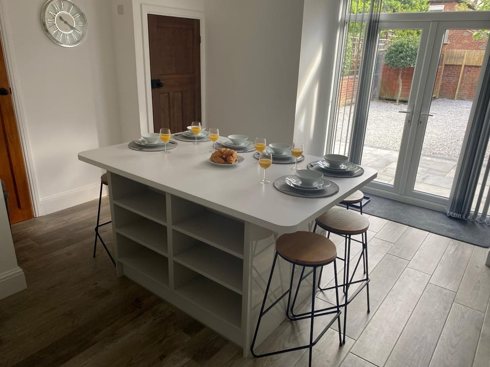 Dining area, kitchen