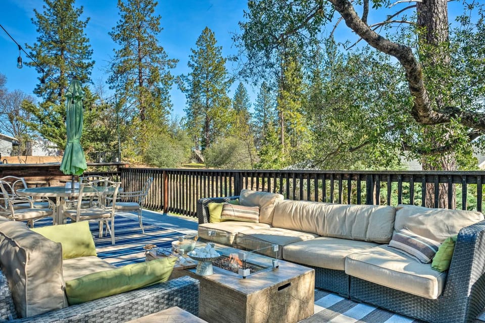 Groveland Cabin with Outdoor Perks and Game Room Cabin in Groveland