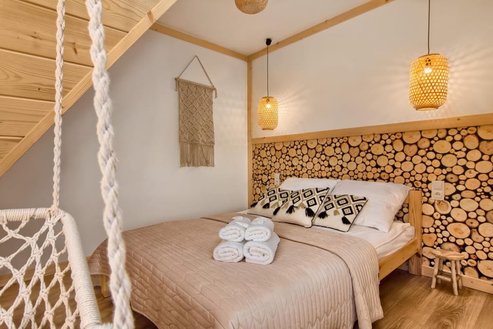 Bed, Living room, Photo of the whole room, Bedroom, towels