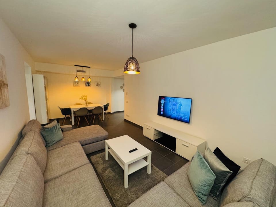 Communal lounge/ TV room, TV and multimedia, Living room, Seating area, Evening entertainment