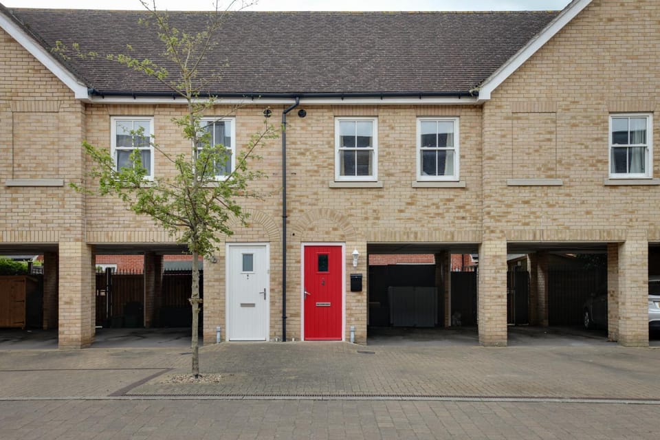 Property building, Facade/entrance, Day