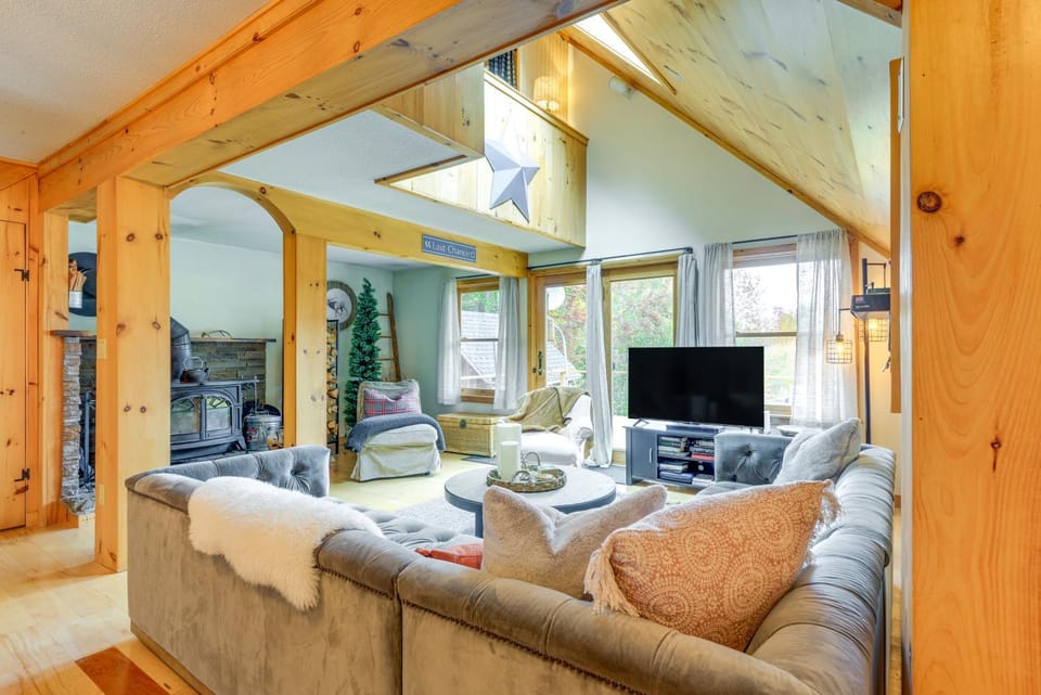 Storybook Stratton House: 3 Mi to Mount Snow! House in Vermont