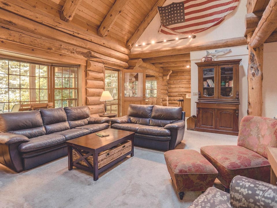 Bear Den Log Cabin - Meredith Lodging Cabin in Welches