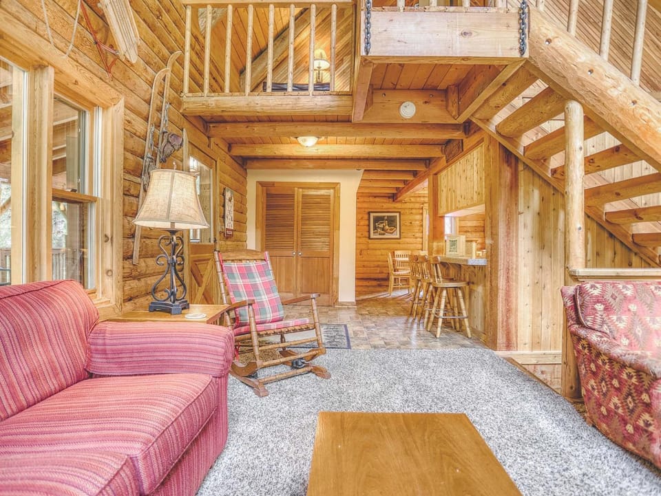 Cedarwood Lodge House in Clackamas County