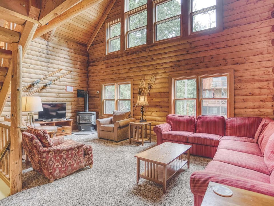 Cedarwood Lodge House in Clackamas County