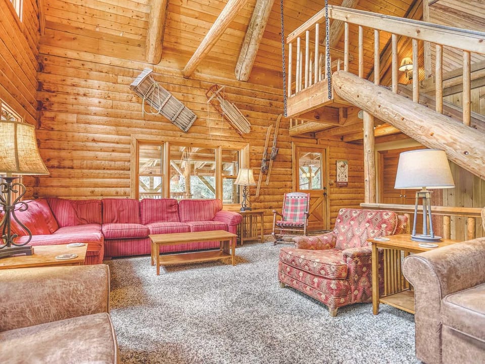 Cedarwood Lodge House in Clackamas County