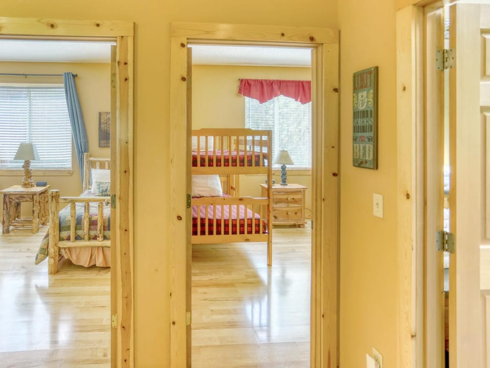 Salmon River Chalet - Meredith Lodging House in Welches