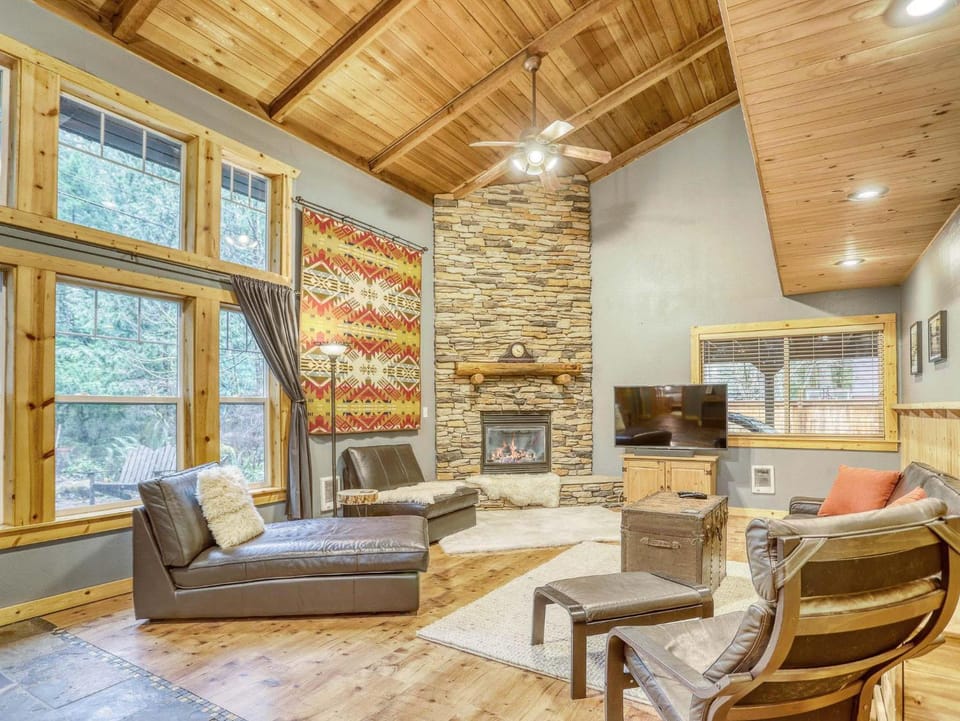Hearthstone Retreat - Meredith Lodging House in Clackamas County