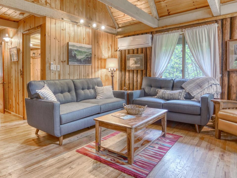Storybrooks Cabin - Meredith Lodging Cabin in Mount Hood Village