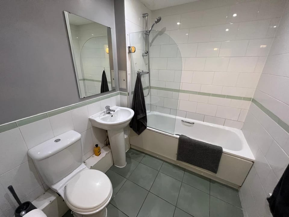 Modern Spacious studio close to station Apartment in London Borough of Ealing