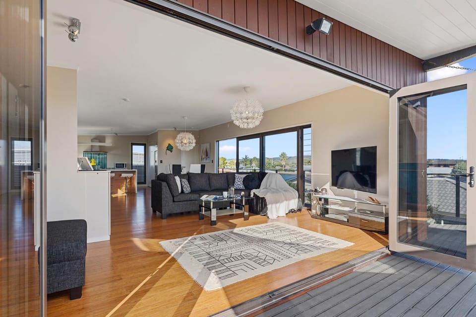 Maranui BeachSide Retreat - Mt Maunganui Home House in Bay Of Plenty