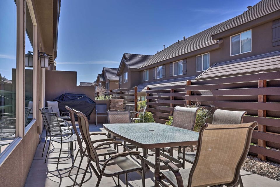 Sleek Home: Patio, Gas Grill & Access to Pool House in Washington