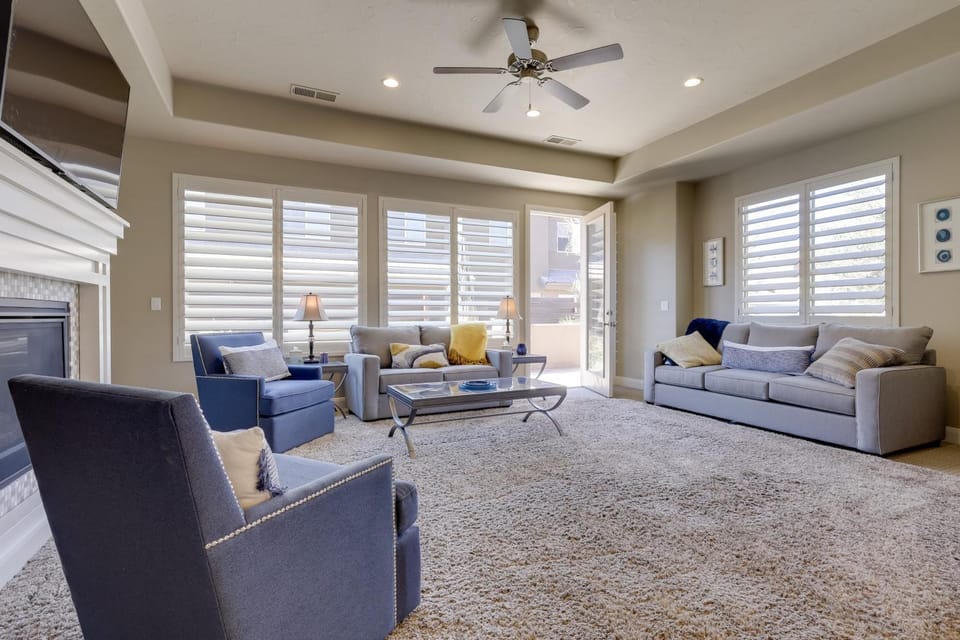 Sleek Home: Patio, Gas Grill & Access to Pool House in Washington